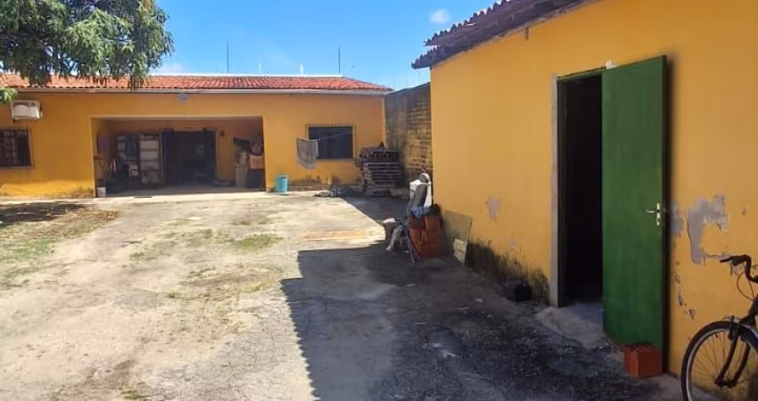 VENDA – Casa + Terreno Esquina de 2 Quartos, 2 Suites com Amplo Terreno no Bairro Salinas em Fortaleza/CE