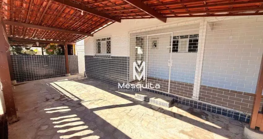 Casa com 02 quartos para alugar no Brisamar João Agripino próxima da Igreja São Pedro/São Paulo.