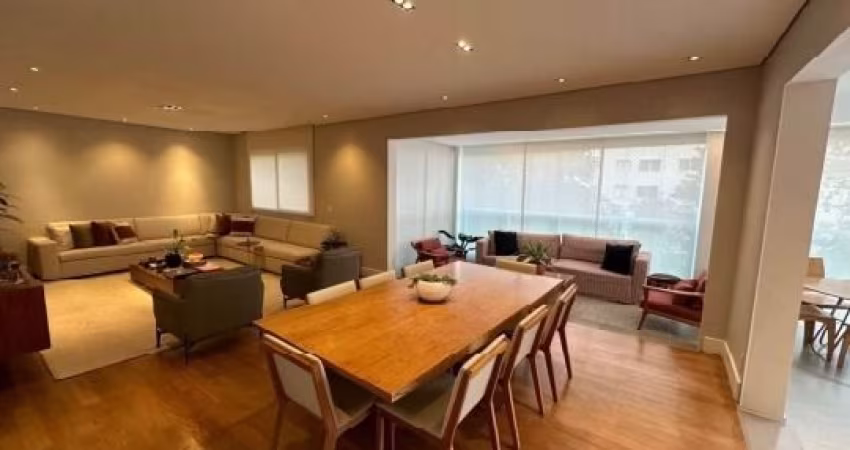 Luxuosos 230m² em Moema - 3 Suites - 5 Banheiros e 4 Vagas Determinadas