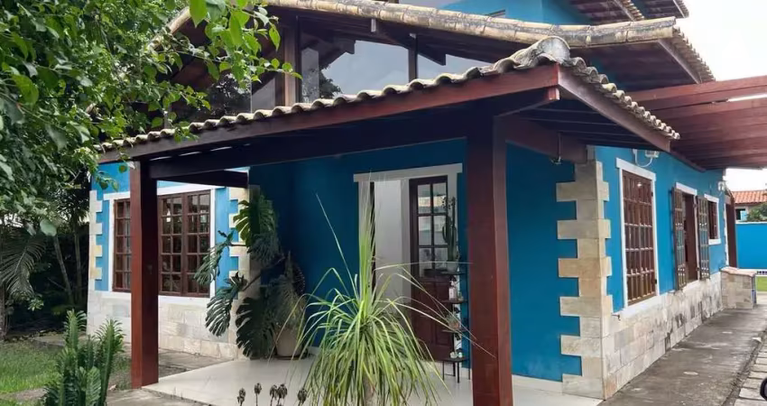 Casa em condomínio com piscina privativa e quintal amplo.