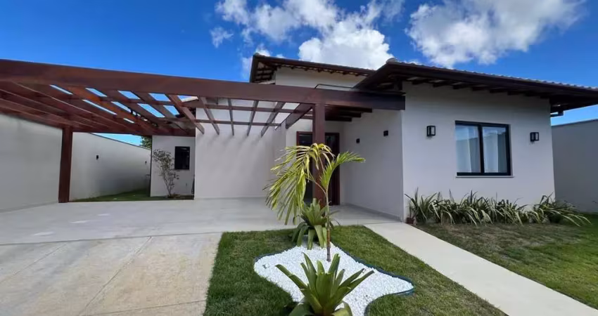 Casa linear em condomínio, com 3 quartos, em ótimo padrão de acabamento.