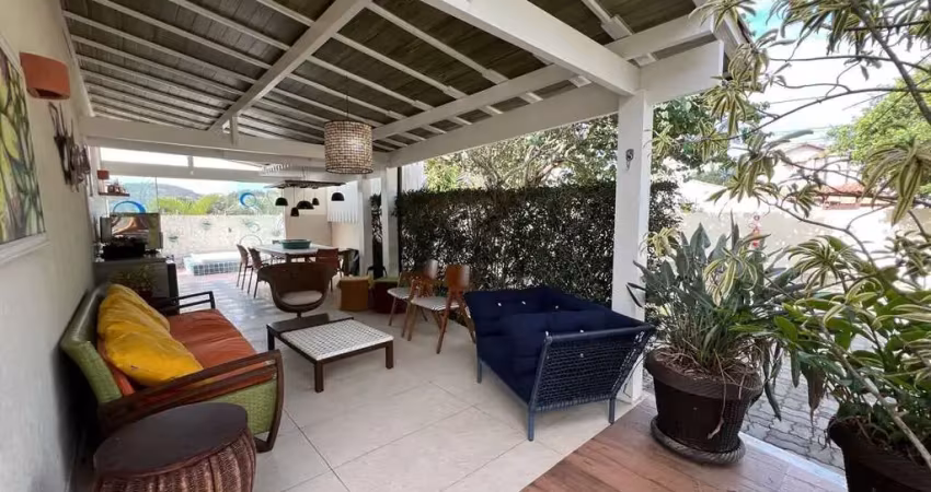 Casa em condomínio reformada, com 3 quartos a 300 metros da praia de geribá.