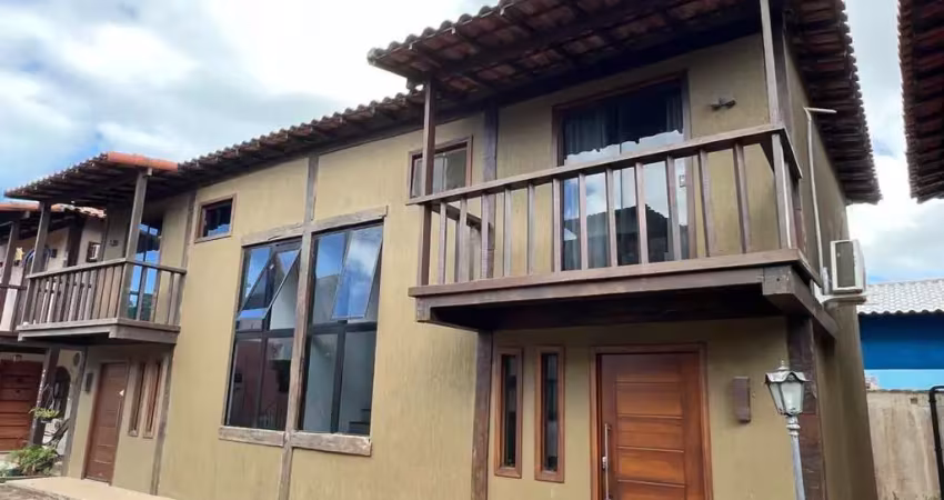 Casa reformada, em condomínio a 300 metros da praia.