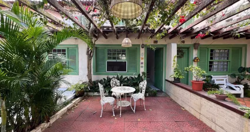 Casa em condomínio com 2 suítes, próximo ao centro de búzios.