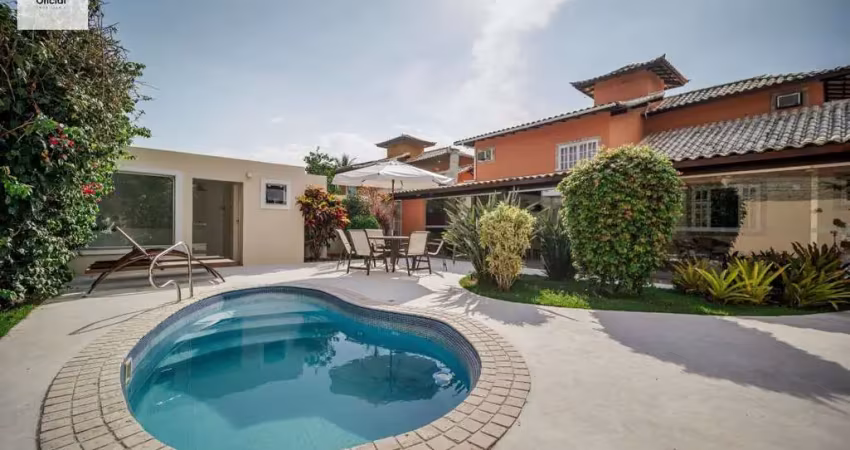 Casa em condomínio com 4 quartos e piscina privativa.