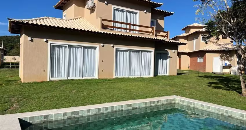 Casa nova em condomínio com 4 suítes e piscina privativa.