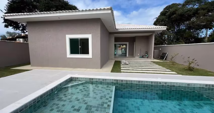Casa nova em condomínio com 3 suítes e piscina privativa
