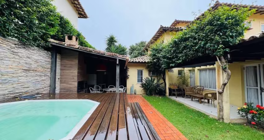 Casa em condomínio com 4 suítes e área de lazer com hidromassagem