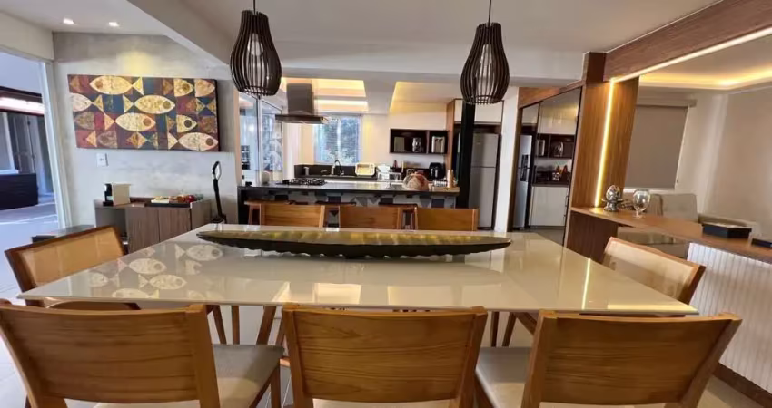 Casa em condomínio à venda, reformada, com 4 suítes, 300 metros da praia.