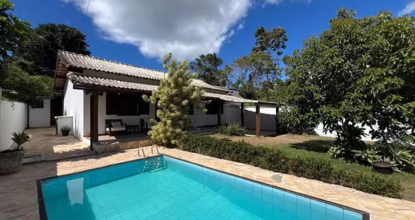 Casa linear, em condomínio, com 4 quartos, piscina e área gourmet