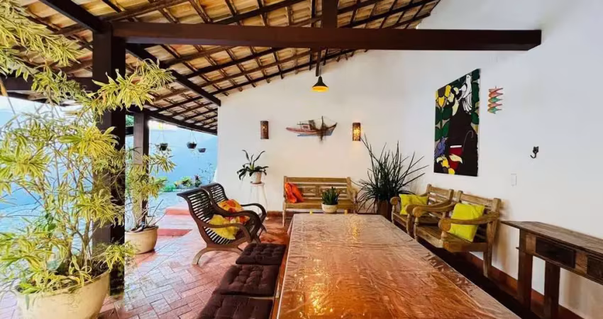 Casa linear com 3 quartos, quintal e linda área gourmet.