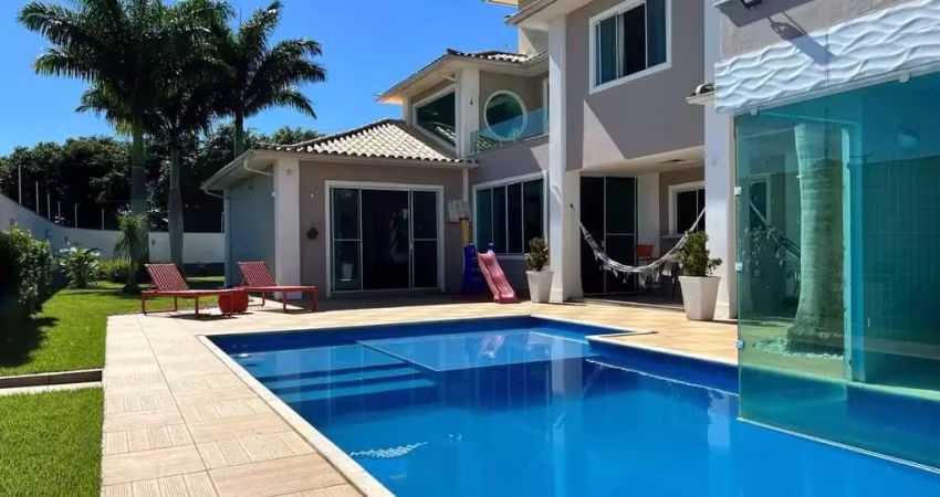 Casa alto padrão com lazer completo, próximo à praia.