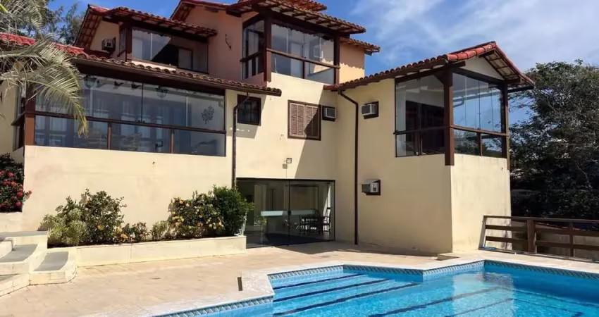 Casa à venda em búzios com 5 suítes, piscina, próximo á praia de geribá.