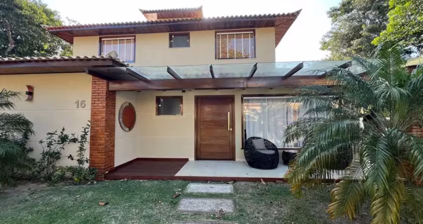 Casa à venda em condomínio alto padrão, 4 suítes a poucos passos da praia.
