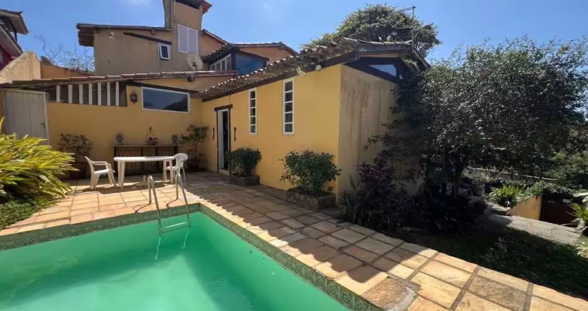 Casa à venda no centro de búzios com 4 suítes, quintal amplo e piscina