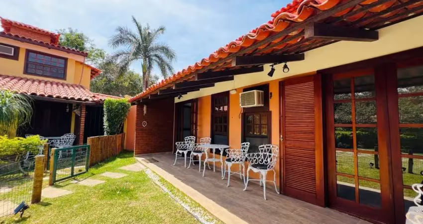 Casa em condomínio com 3 quartos, quintal, a 400 metros da praia de geribá - búzios