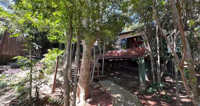 Casa à venda em búzios, com vista para o mar, cercada de natureza.