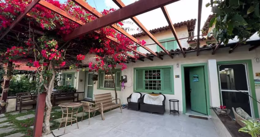Casa em condomínio recém reformada próximo ao centro de búzios.