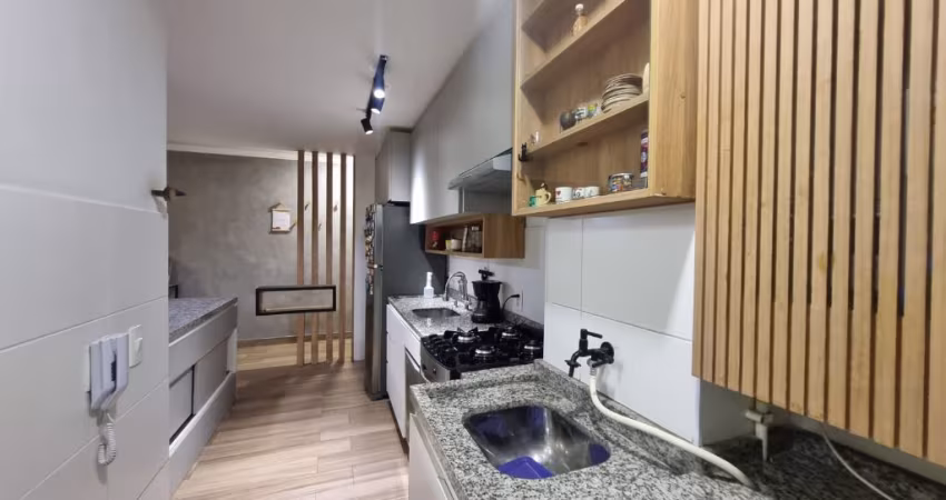 VENDO APARTAMENTO 2 DORMITÓRIOS, SALA AMPLIADA, PORTEIRA FECHADA -
