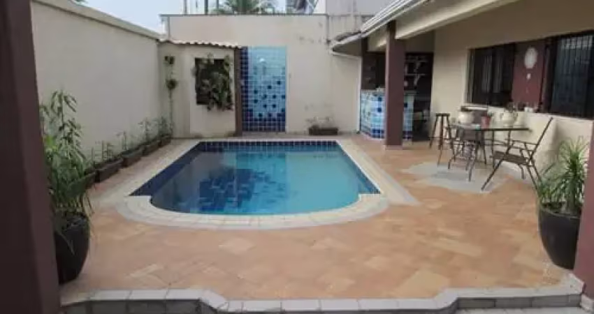 Casa para alugar no canto do forte: piscina, jardim e vista!