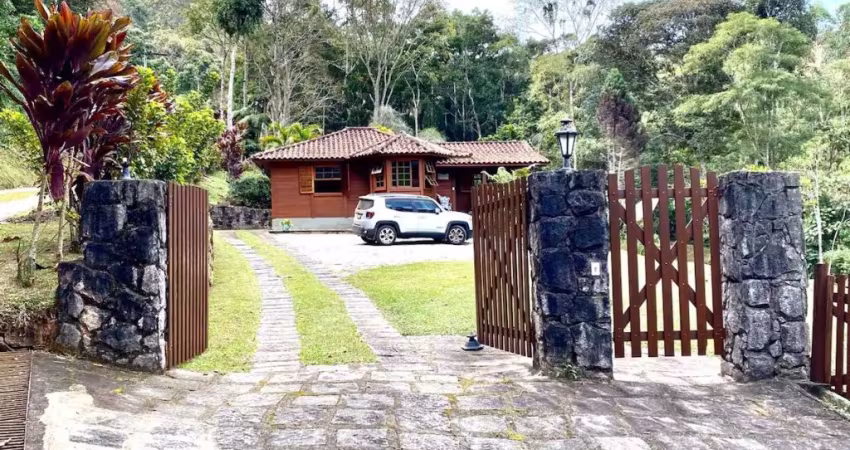 2 casas e edícula em condomínio fechado com 1.000m2