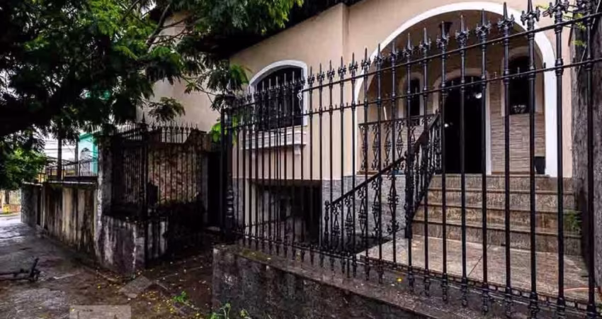 Casa com 4 quartos, área gourmet, varanda e vaga.