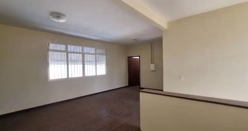 Alugo casa comercial em Cuiabá com excelente localização.