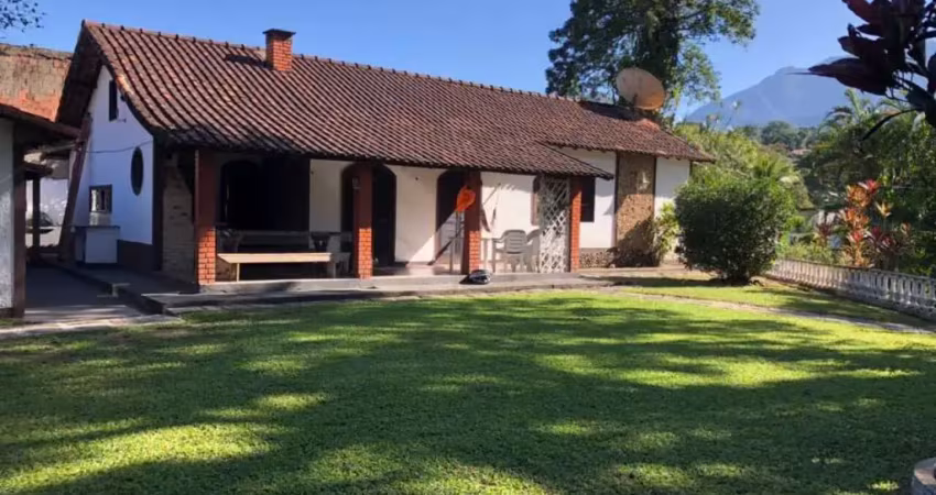 CASA EM CONDOMÍNIO EM GUAPIMIRIM/RJ
