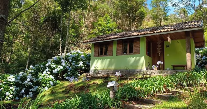 SÍTIO COM 3 LINDOS CHALÉS EM MEIO A NATUREZA PRESERVADA EM SAPUCAÍ-MIRIM/MG