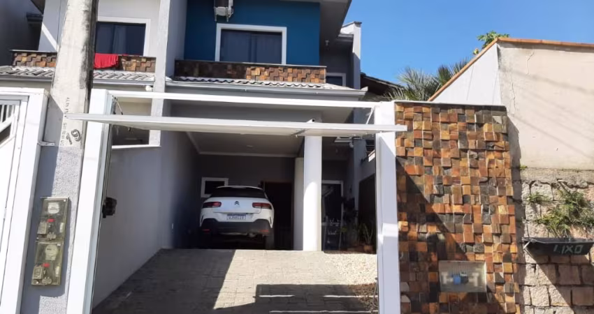 Belo sobrado geminado com móveis sob medida no bairro Costa e Silva com 03 dormitórios
