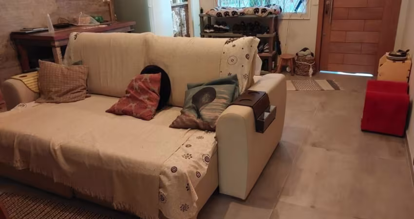 Casa térrea com 02 dormitórios no bairro Vila Nova