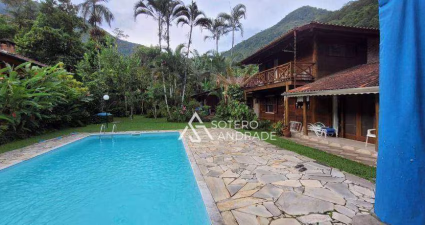 Casa com piscina em meio a natureza e perto do mar, na praia Massaguaçu