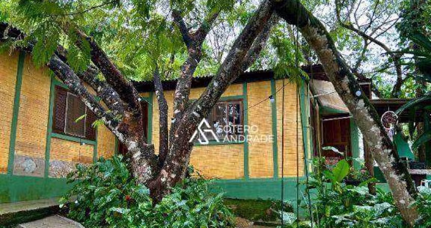 Linda casa na praia Massaguaçu, com quintal arborizado e com excelente localização