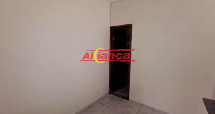 Casa para alugar 45 M² com 1 quarto, Jd. Presidente Dutra - Por R$ 1.000,00