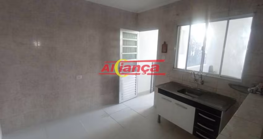 Casa para alugar com 1 quarto no Vila Galvão - Por R$ 1.450,00