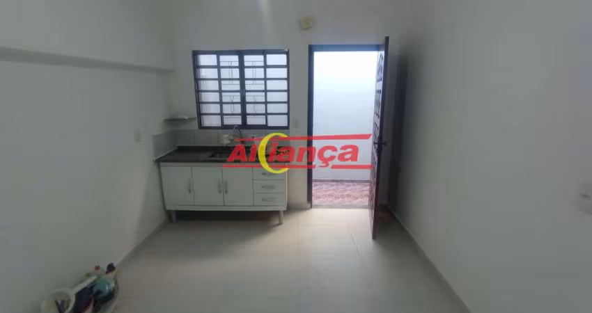 Casa para alugar com 3 quartos e 1 vaga de garagem no Vila Galvão - Por R$ 1.950,00