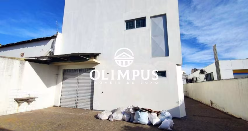 Cômodo comercial com excelente localização e bairro, área total de aproximadamente 450 m² de construção.