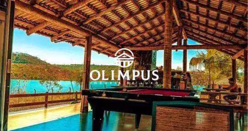 Seção de conforto e contato direto com a natureza neste belíssimo rancho localizado em um condomínio fechado. com infraestrutura completa !