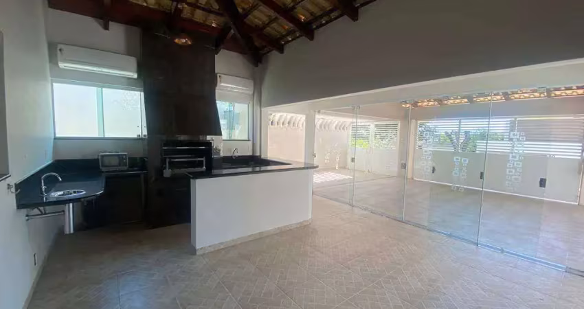 Belíssimo sobrado de 250m² proporcionando lindo acabamento.