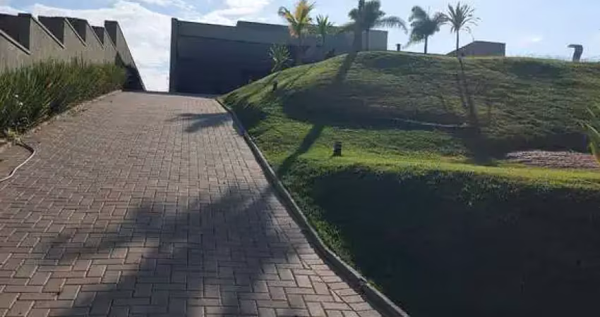 Chácara - casa térrea, 3 suítes sendo 1 com closet, escritório, lavabo social, sala dois ambientes com pé direito duplo de 4,40m, cozinha planejada com cooktop, despensa com prateleiras, área de servi