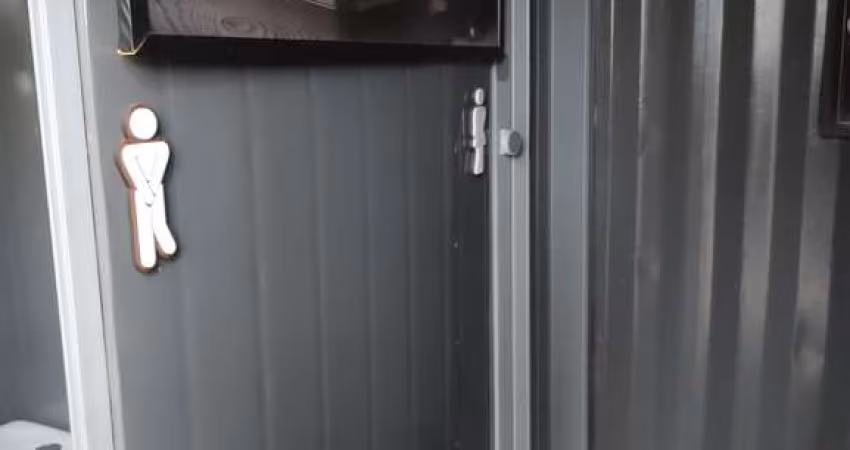 Terreno com 4 containers, com 14,64m² cada um,  adaptados com Cozinha, Depósito com 10m²,  Expedição, Sala de higienização, Copa, Escritório e WCs. Excelente localização.