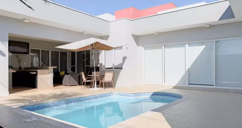 Casa térrea com 4 suítes no condomínio beira da mata, piscina, área gourmet.