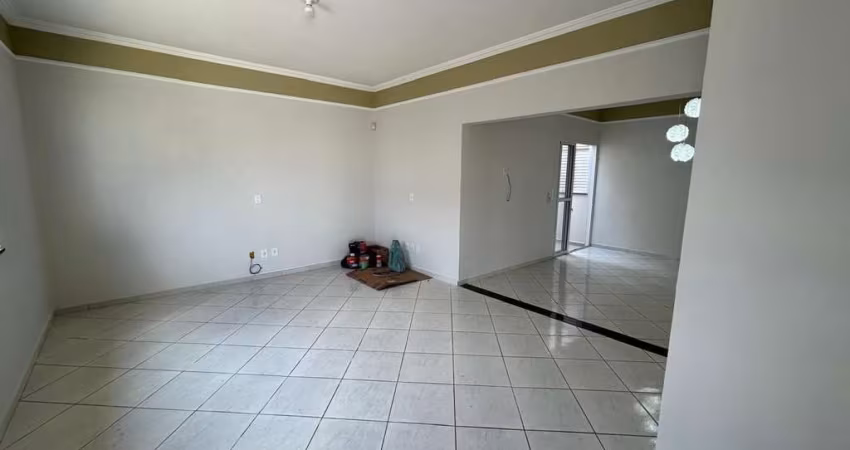 Casa com 3 Dormitorios com armários (sendo 1 suíte), Lavabo, Sala de Jantar, Sala de Estar, Cozinha Planejada e Cooktop, A.S., Área Gourmet com churrasqueira, Piscina, Sauna, 4 Vagas de Garagem (2 cob