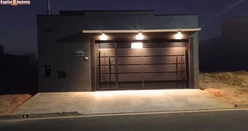Sala pé direito Alto 3,90 mts  Cozinha com Cooktop  Três dormitórios, uma suite cor AR CONDICIONADO instalado  Wc social  AREA GOURMET  Garagem para dois carros  Portão ELETRÔNICO com motor  Piso e re