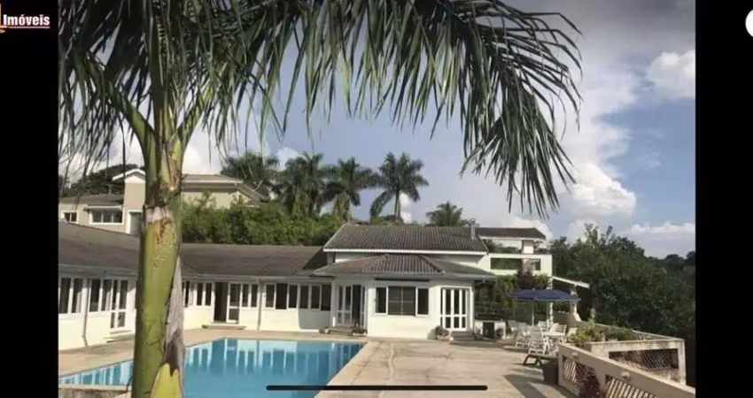 Esta chácara possui 5.000 m² de terreno com lago para pesca ao fundo. 1.150 m² de área construída, sendo: casa principal com 4 suítes, sendo uma master com 2 closets, saleta e jardim privativo, 2 dorm