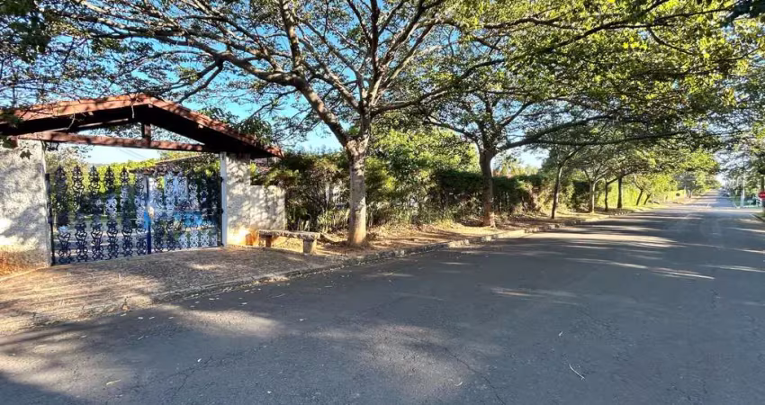 Chácara em condomínio com a/t. 3.000m² e a/c 500m², 4 suites, wc. social, sala de jantar, sala de estar, varanda, cozinha, lavanderia, área gourmet, com churrasqueira e fogão a lenha, 2 wc., pomar, pi