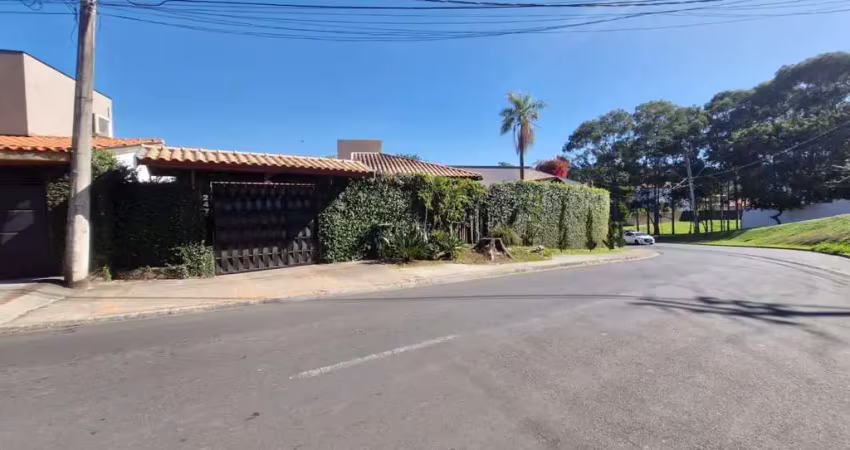 Casa 2 dormtórios(1suíte), ar condicionado, wc. social, sala com pé direito alto, cozinha, a.s. com despensa, área gourmet, com churrasqueira, forno de pizza e wc., jardim com lago e carpas, 3 vagas d