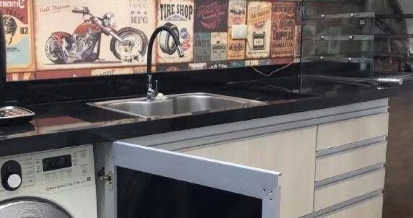 Sobrado em condomínio com 124m² - 2 dormitórios sendo 1 suíte com varanda, 2 banheiros e um lavabo,
