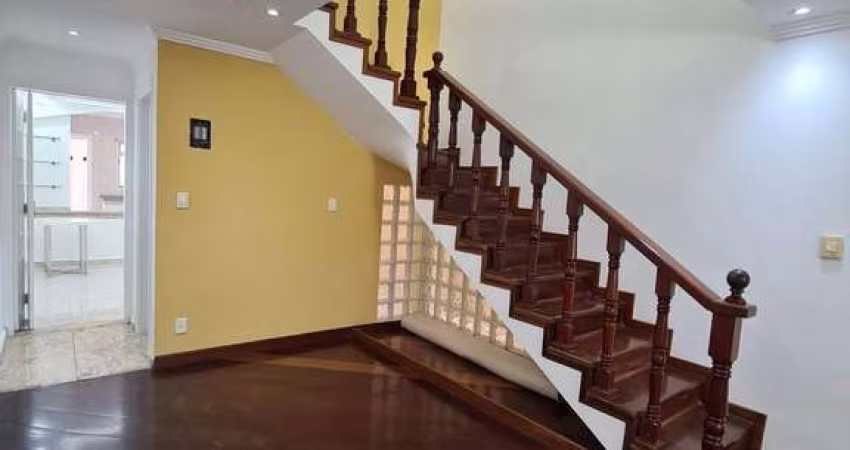 Sobrado com 3 suítes e  4 vagas em Vila Pires, Santo André/SP !!