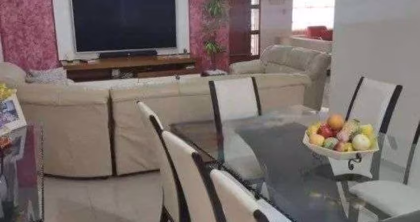 Sobrado com 4 dormitórios, 4 banheiros e com piscina em Bosque da Saúde/SP!